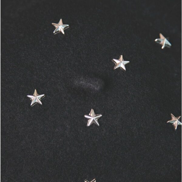 Černý baret se stříbrnými hvězdičkami.