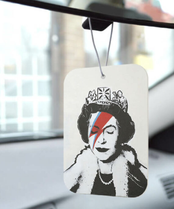 Osvěžovač vzduchu s portrétem královny Alžběty od Banksyho.