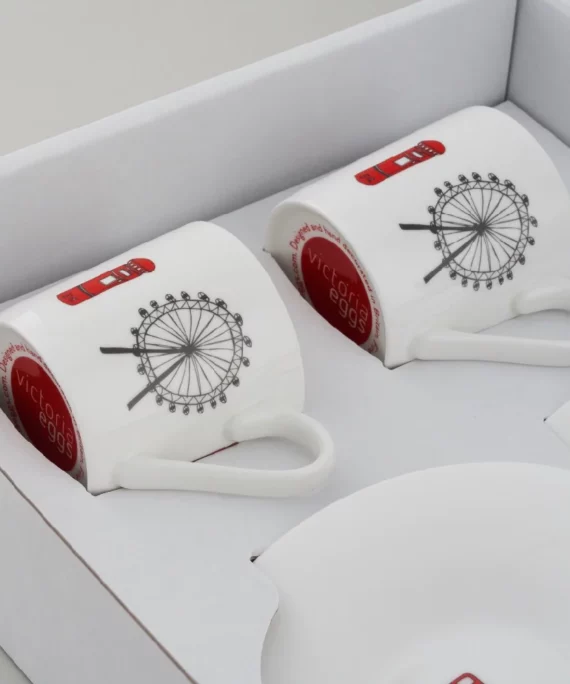 Sada dvou porcelánových šálků a talířků s britskými symboly.