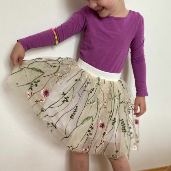 Dětská tylová sukně s lučními kvítky.