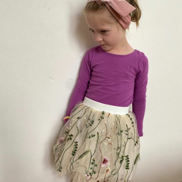 Dětská tylová sukně s lučními kvítky.