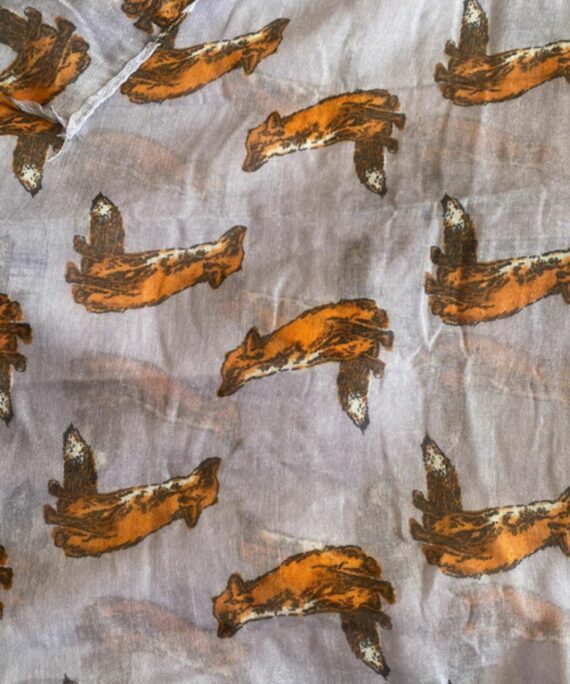 Fialový šátek s liškami.